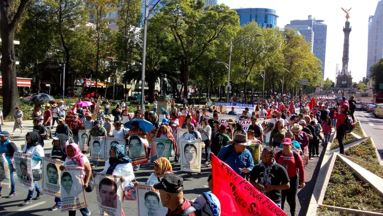 Encabezada por los padres y madres de familia de los jóvenes desaparecidos, la protesta recorre Paseo de la Reforma y avenida Juárez, en el centro de la ciudad; es también integrada por un grupo de estudiantes de Ayotzinapa, UNAM, UAM y de la ENAH. (TWITTER)