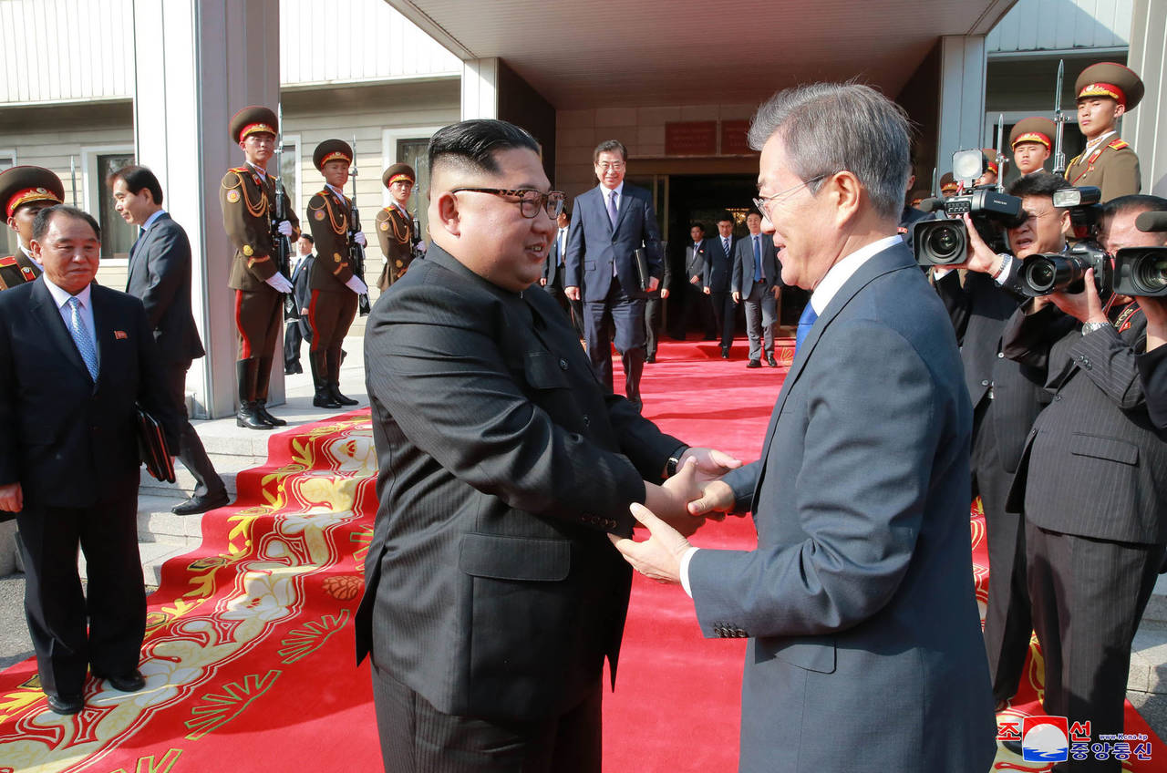En secreto. Se enviaron a los medios varias fotografías de la reunión entre Kim y Moon.