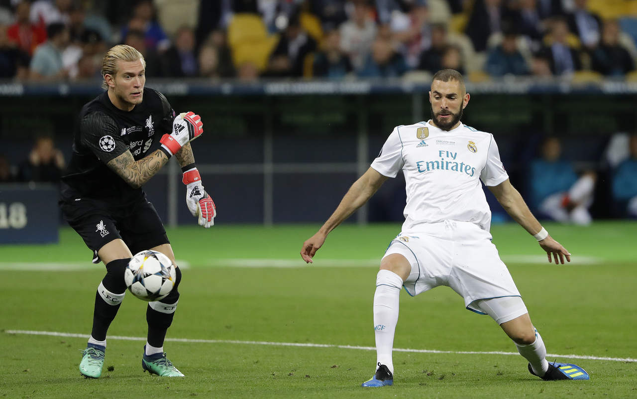 Karim Benzema aprovechó la primera pifia del portero Loris Karius para anotar el primer gol. (EFE)