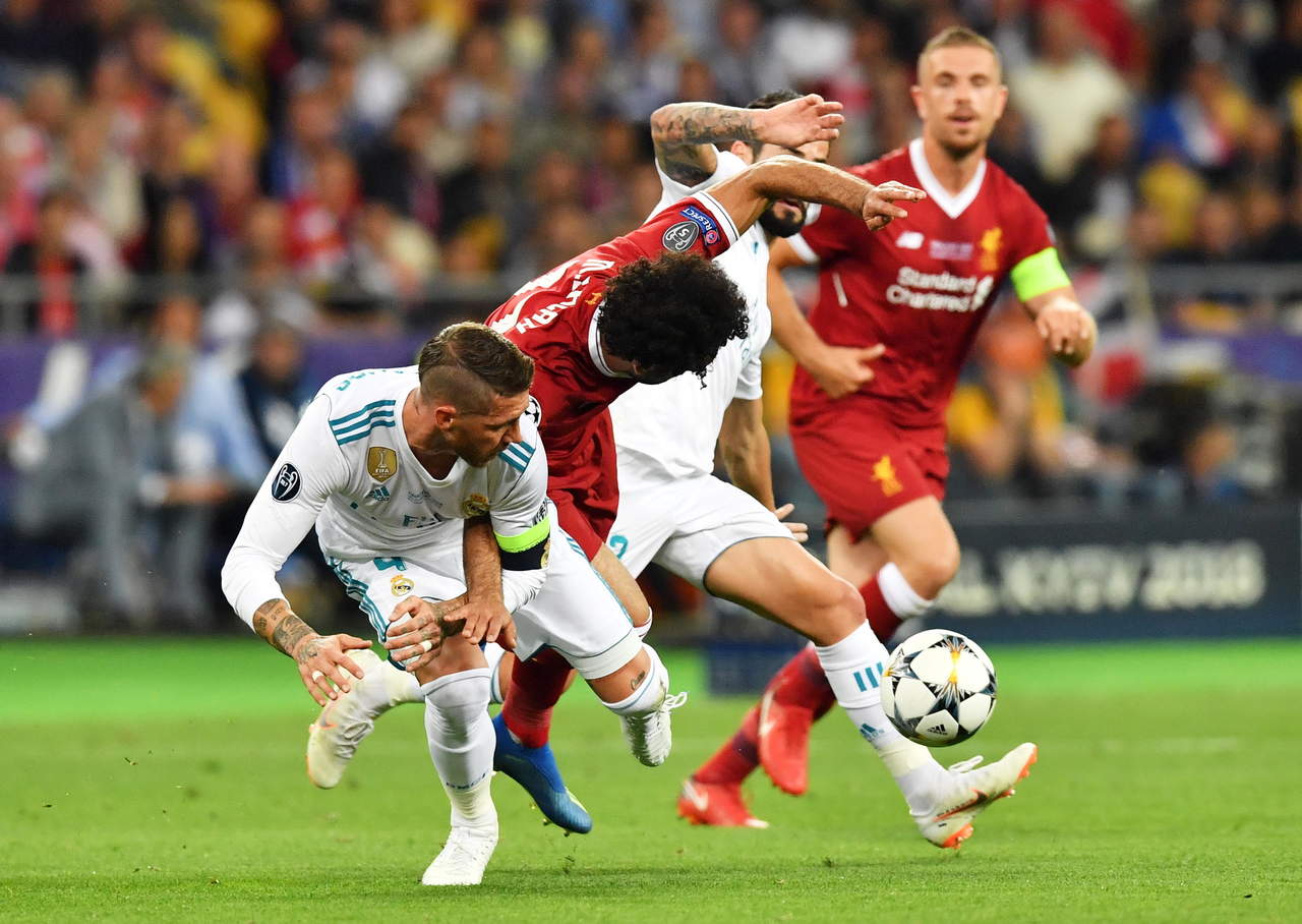 Ramos le cometió una falta a Salah que cayó mal del hombro izquierdo y le ha provoco una lesión de la cual todavía no se sabe su gravedad.