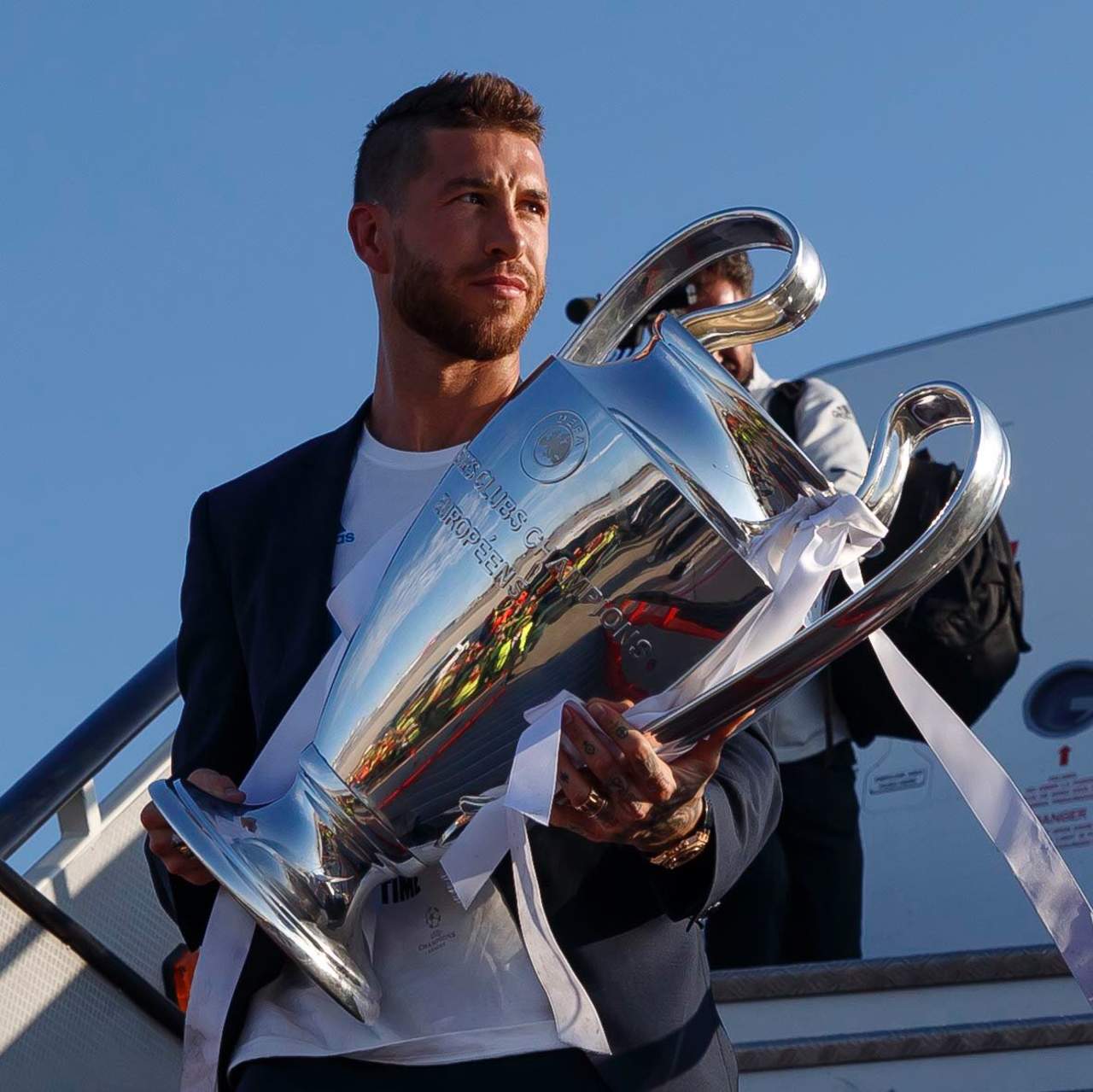 El capitán del Real Madrid, Sergio Ramos, carga la copa conseguida ayer en Kiev. (Cortesía)