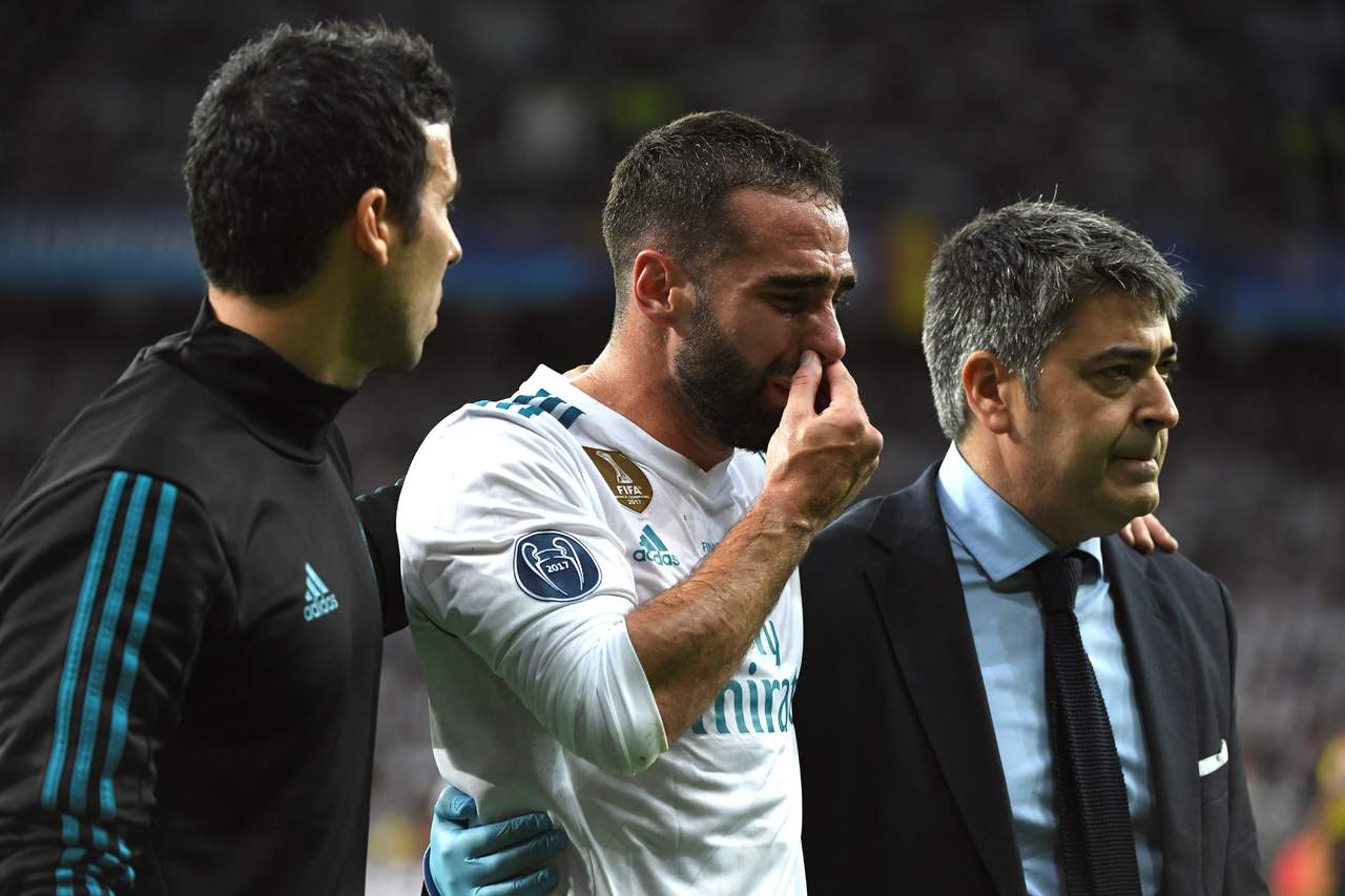 El defensa del Real Madrid se lesionó a los 35 minutos al realizar un mal gesto en un balón intrascendente, al querer darlo de tacón.
