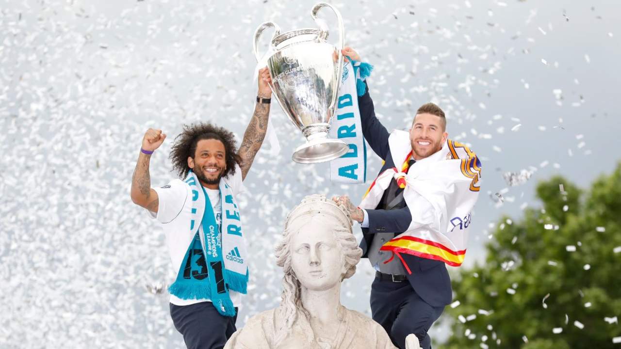 Marcelo y Sergio Ramos celebran junto a la Diosa Cibeles el título conseguido en Kiev. (Cortesía)