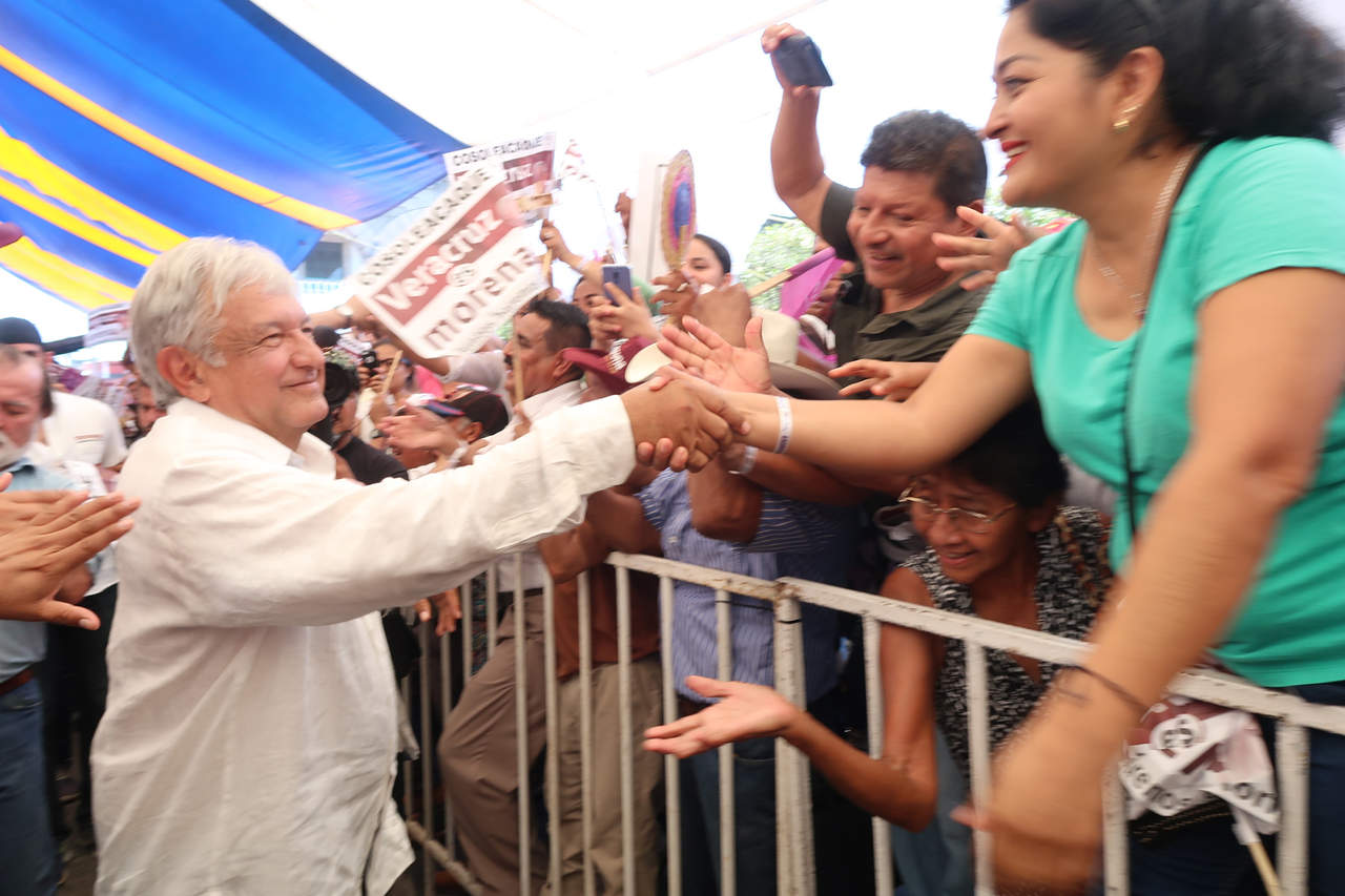En un mitin de campaña en Cosoleacaque, Veracruz, señaló que entre todos vamos a limpiar de corrupción el país.
