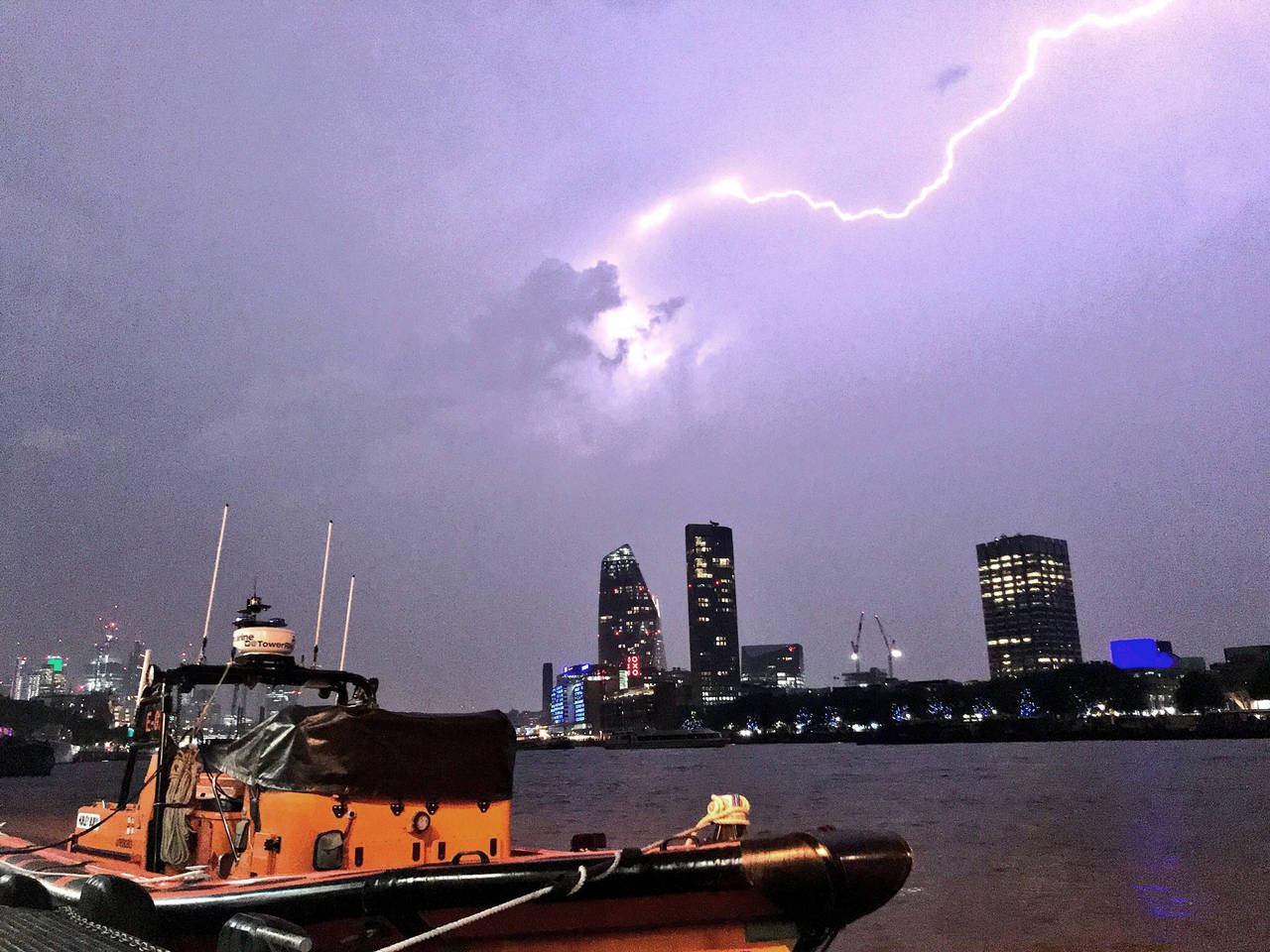 Dato. Hasta 20 mil  rayos cayeron sobre el Reino Unido durante una poderosa tormenta nocturna. (AP)