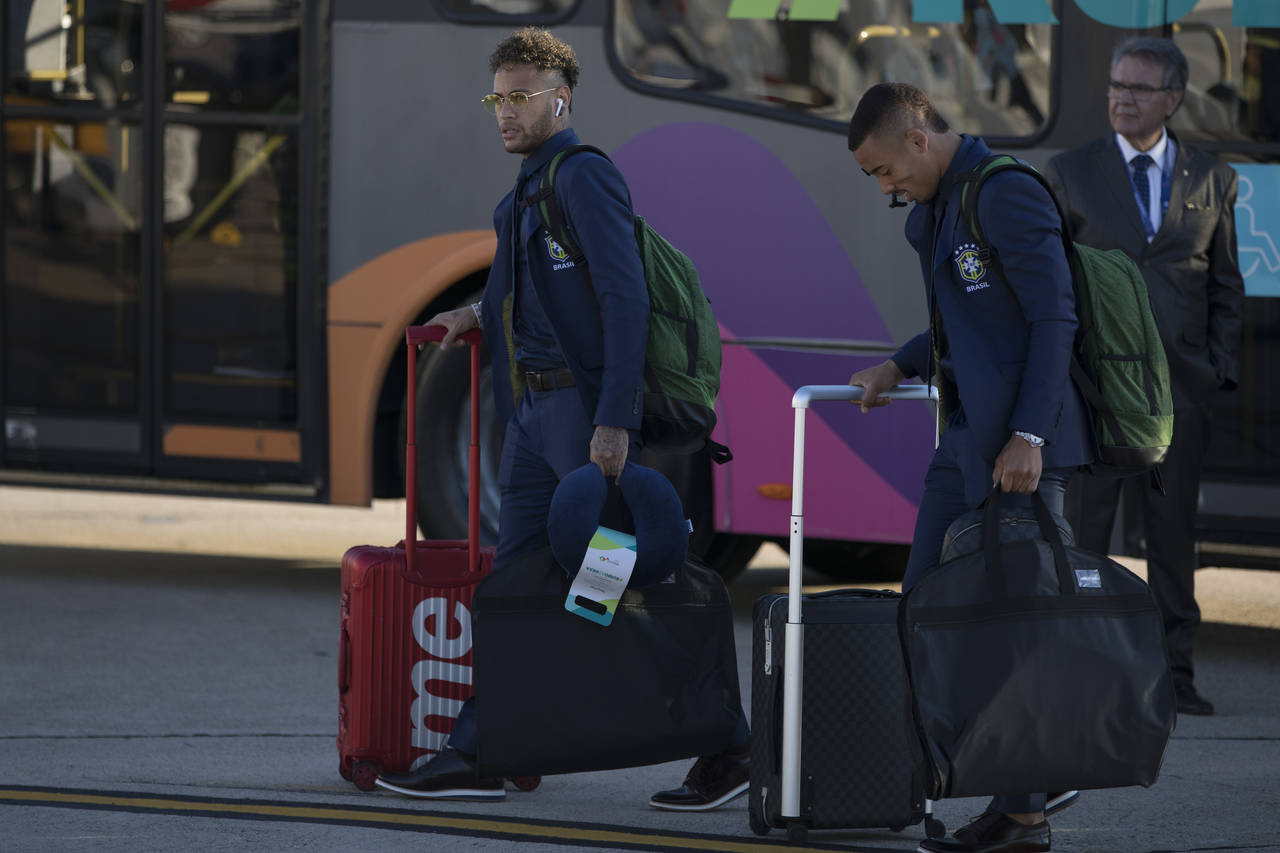 Neymar y Gabriel Jesus a su arribo al aeropuerto internacional Tom Jobim, en Río de Janeiro. (AP)