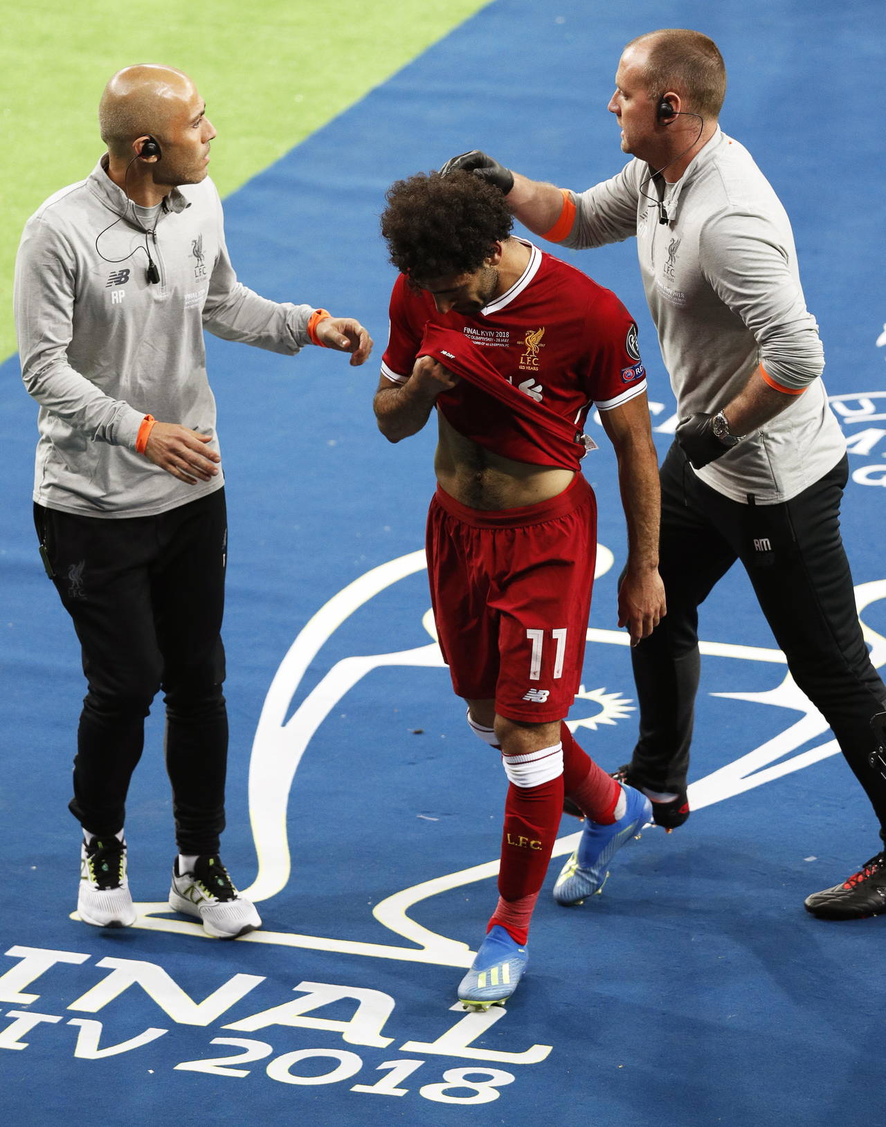 Mohamed Salah, del Liverpool, deja la cancha después de una caída con Sergio Ramos, del Real Madrid durante la final de la Liga de Campeones en Kiev, Ucrania. (EFE)