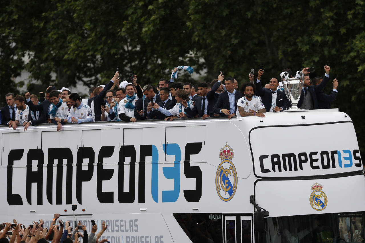 El autobús con los jugadores del Real Madrid llegó a la Plaza Cibeles para celebrar con sus aficionados. (AP)