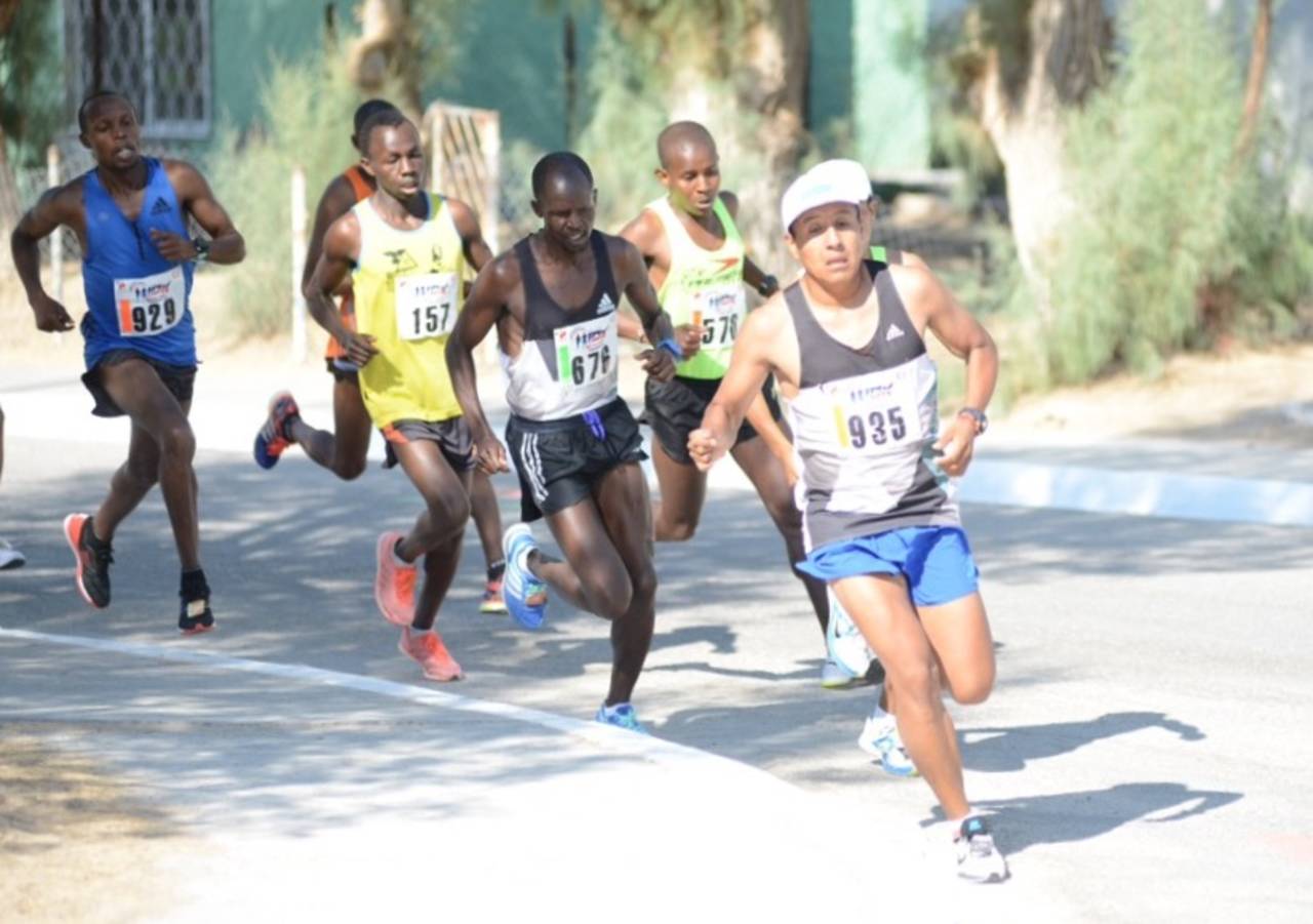 Gran esfuerzo realizaron todos los corredores que participaron en el 10 K Reto del Desierto. (Jesús Galindo)