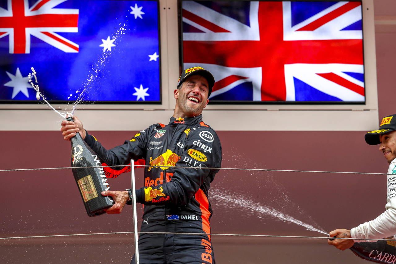 Daniel Ricciardo estaba visiblemente emocionado, e incluso con algunas lágrimas, al finalizar la carrera. Luego celebró en el podio. (EFE)