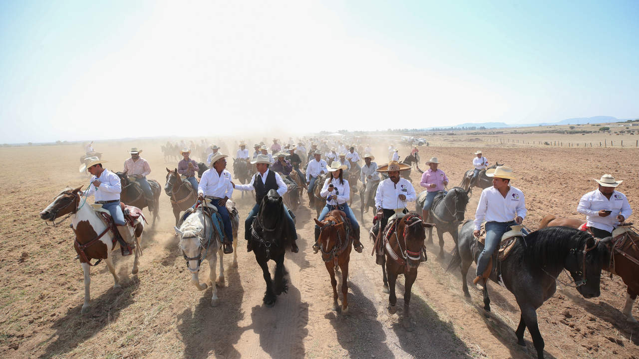 'El Bronco' realizó ayer una cabalgata en Durango. (NOTIMEX) 