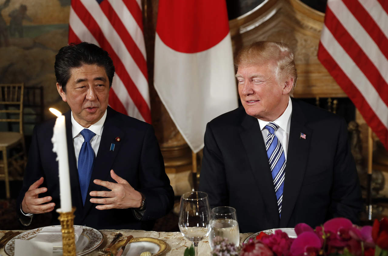 Trump y Abe 'afirmaron el imperativo compartido de lograr el desmantelamiento completo y permanente de las armas nucleares, químicas y biológicas de Corea del Norte y los programas de misiles balísticos', indicó la Casa Blanca en un breve comunicado. (ARCHIVO)