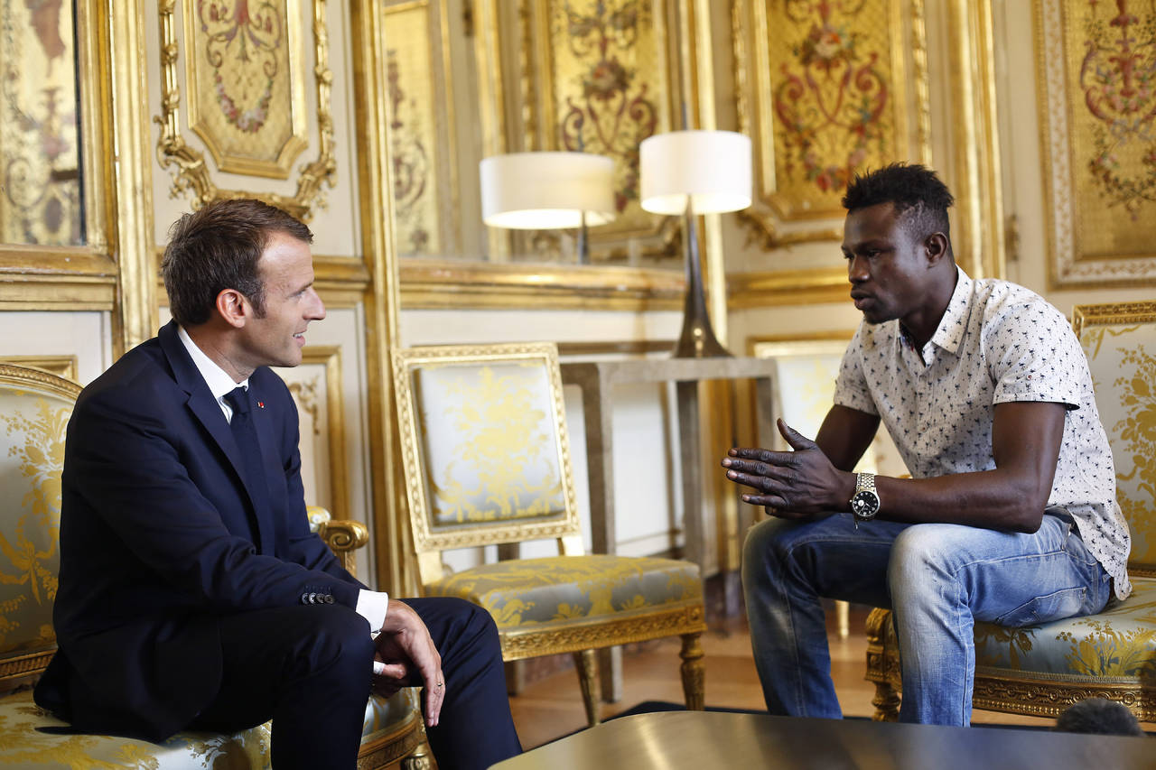 Recompensa. El presidente Emmanuel Macron recibió al migrante Mamoudou Gassama y lo recompensó por su acción. (AP)
