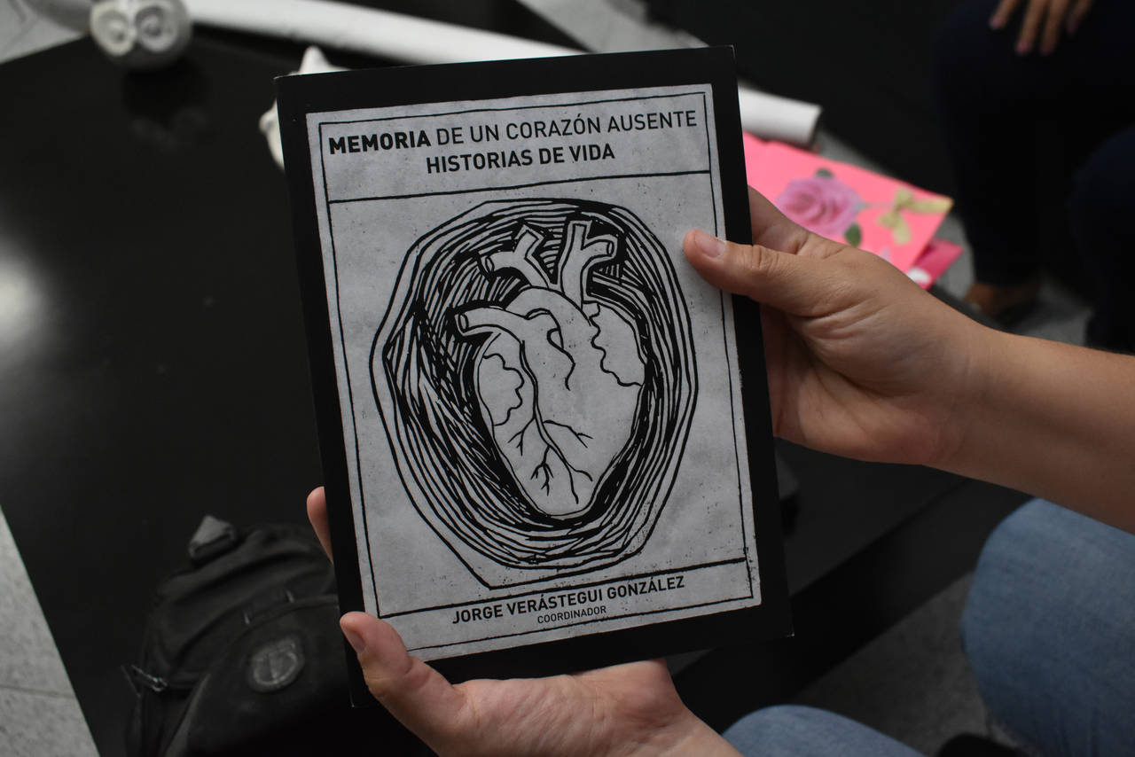 Obra. En este libro, obra de Jorge Verástegui, se cuentan historias de personas desaparecidas por sus propios familiares. (JOEL MENDOZA)