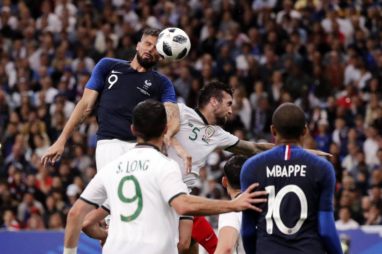 Olivier Giroud (arriba-i) de Francia disputa el balón con Shane Duffy (c) de Irlanda durante un partido amistoso entre Francia e Irlanda que se disputó ayer en el Estadio de Francia en París. (EFE)