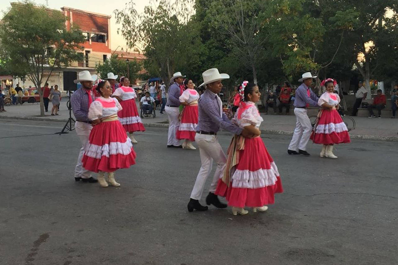 Muestra. El ballet folclórico presentó bailes de varias regiones de Coahuila y del estado de Chihuahua. (EL SIGLO DE TORREÓN)   