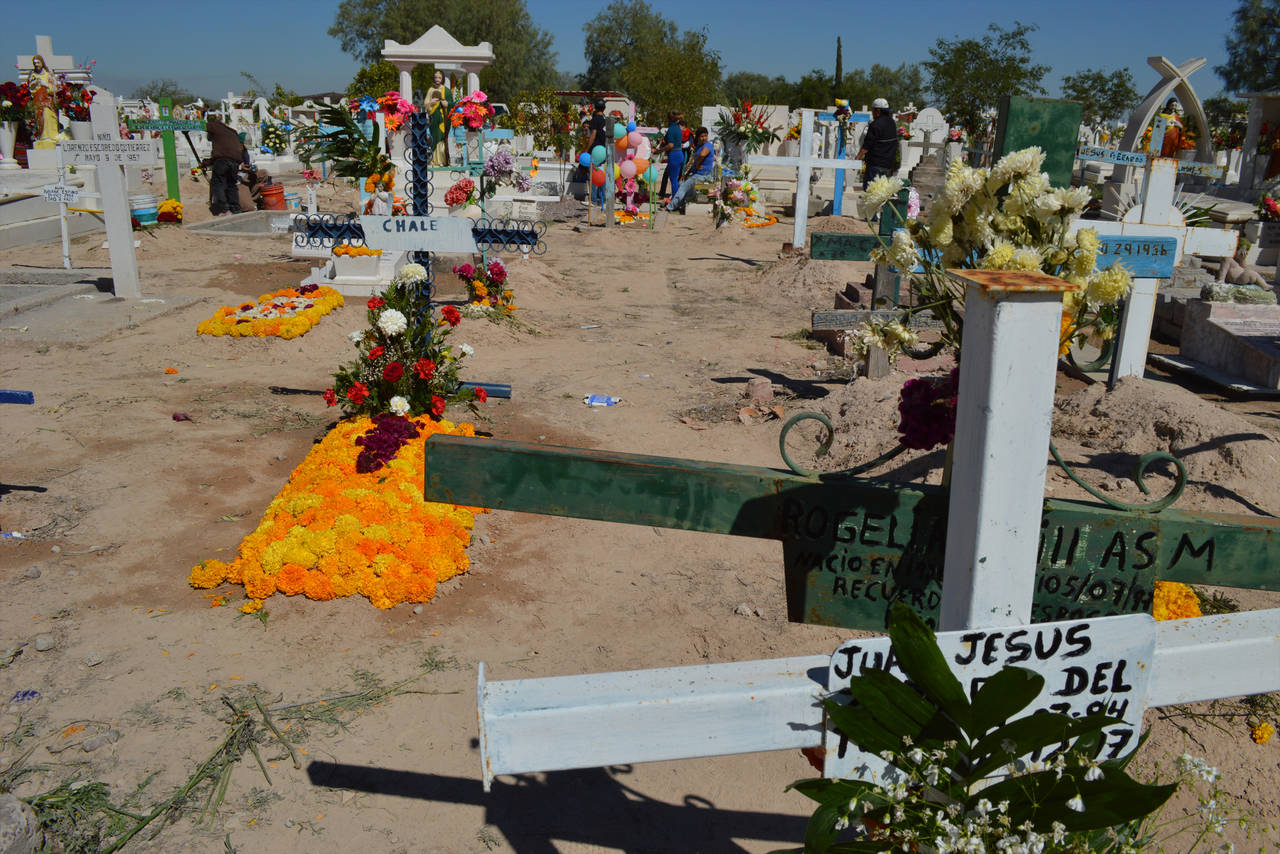 Panteón. Las flores que fueron colocadas por el 10 de mayo ya están siendo retiradas. (EL SIGLO DE TORREÓN)