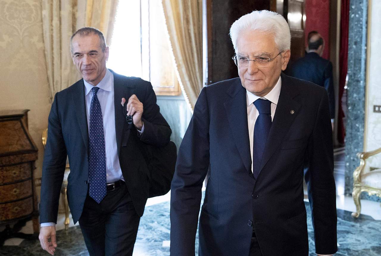 Tras poco más de una hora, Cottarelli dejó el Palacio del Quirinale, sede de la Presidencia, sin hacer declaraciones a los medios y regresó a la Cámara de Diputados. (EFE)