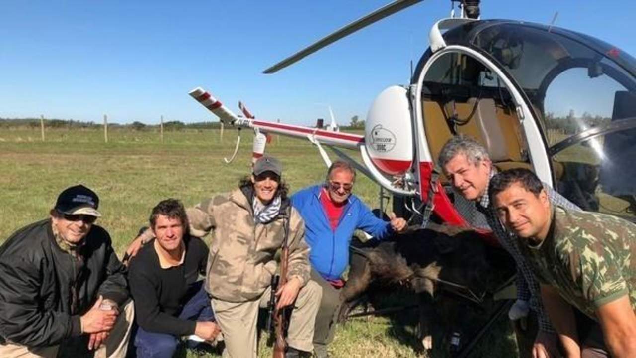 Las fotografías y un video muestran a Cavani junto a un helicóptero y un jabalí muerto, un animal que es plaga en el país. (Especial)