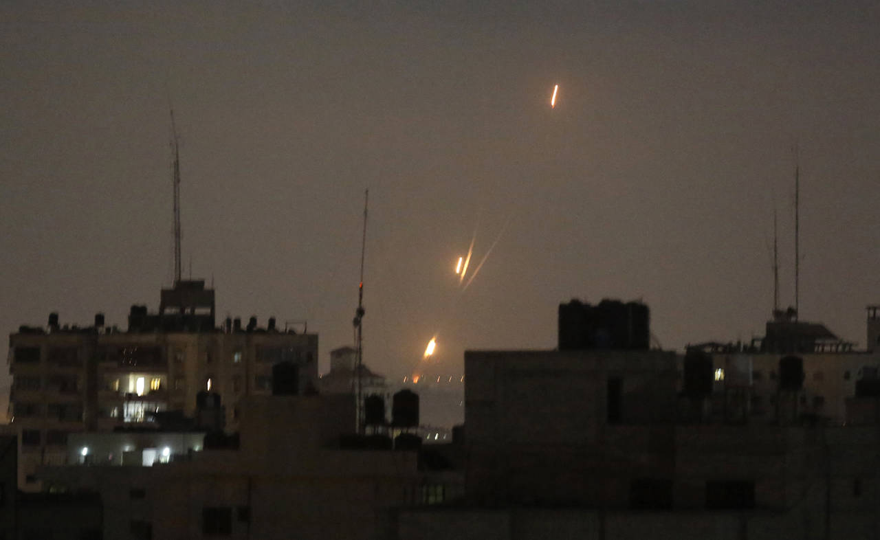 Disparos. Los militantes palestinos bombardearon el sur de Israel con docenas de cohetes y granadas de mortero. (AP)