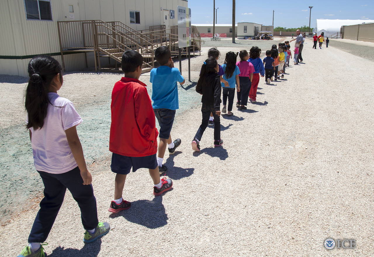 Justifican. La administración de Trump restó importancia al caso de los niños migrantes pérdidos. (ARCHIVO)