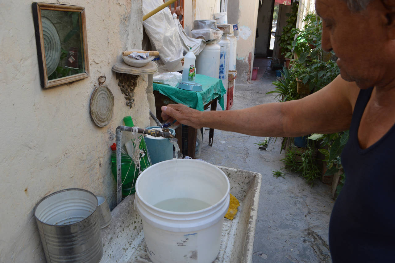 Carecen de agua. Se quejan de baja presión de agua potable en la colonia La Moderna de Torreón. (ROBERTO ITURRIAGA)