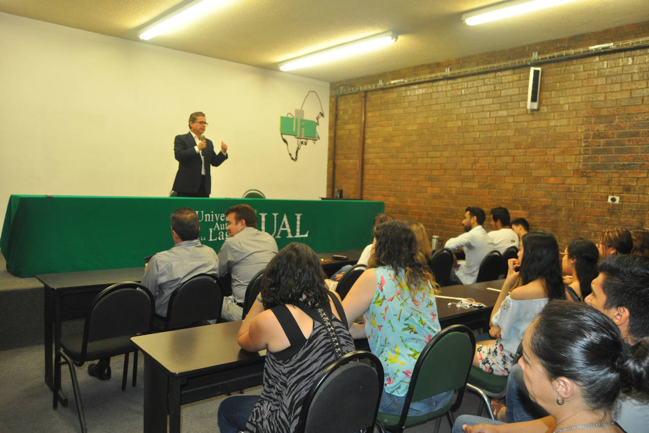 Campaña. El candidato Ignacio Corona fue el primero en presentar sus propuestas en la UAL. (GUADALUPE MIRANDA)