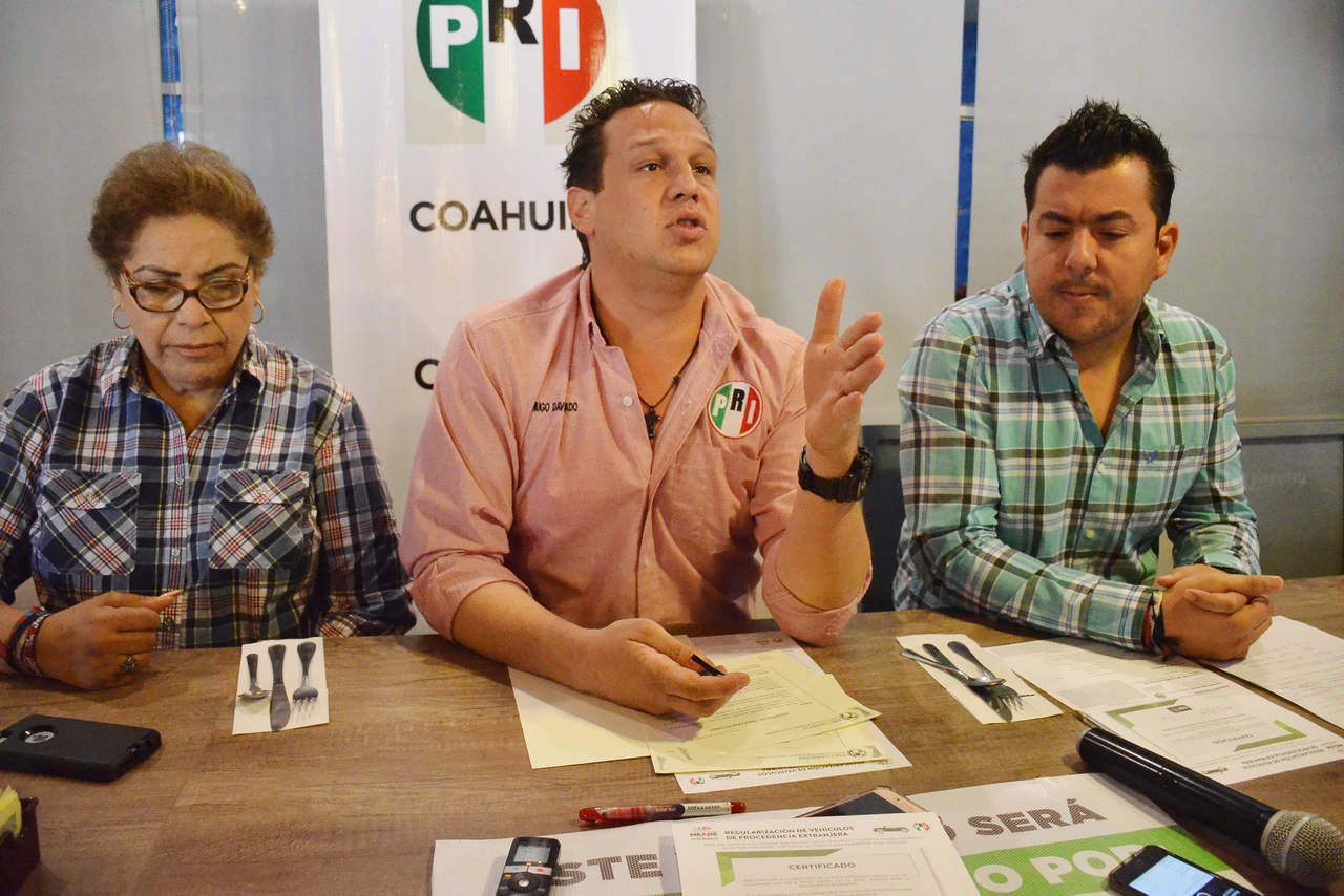 Hugo Dávila Prado, presidente del PRI informó que “ la finalidad de la campaña es dar seguridad y certeza patrimonial a los dueños de los vehículos con estas características'. (FERNANDO COMPEÁN) 

