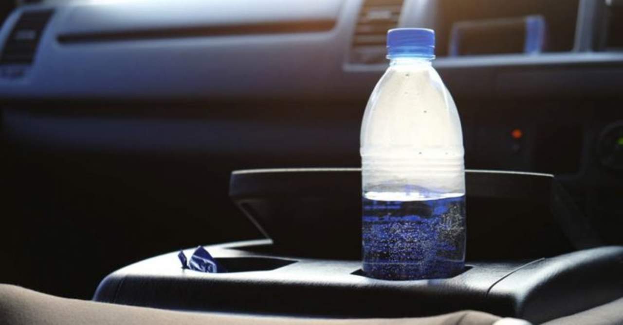Estudio alerta sobre peligro de beber agua de una botella caliente