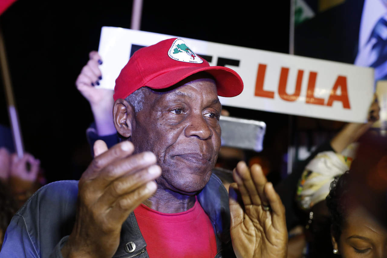 'Pueblo brasileño, mi presencia aquí no es simbólica, estoy aquí representando a miles de personas en el mundo que demandan que Lula sea liberado', dijo el actor en una corta pero sentida intervención. (EFE)