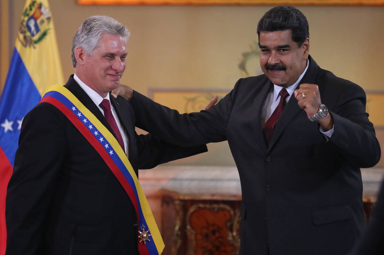 Maduro condecoró a Miguel Díaz-Canel. (EFE)