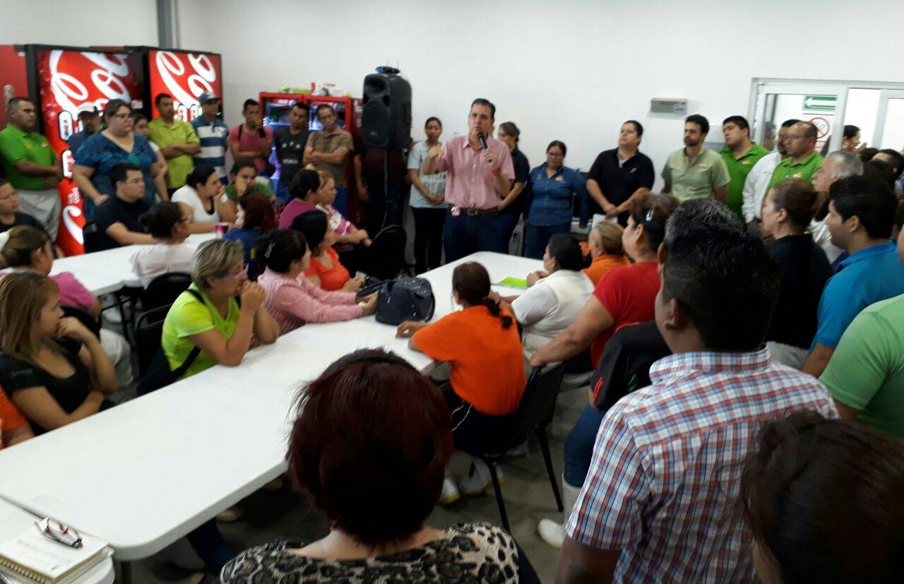 Campaña. El candidato Antonio Gutiérrez Jardón tuvo un encuentro con empleados de la Industria Frape. (CORTESÍA)