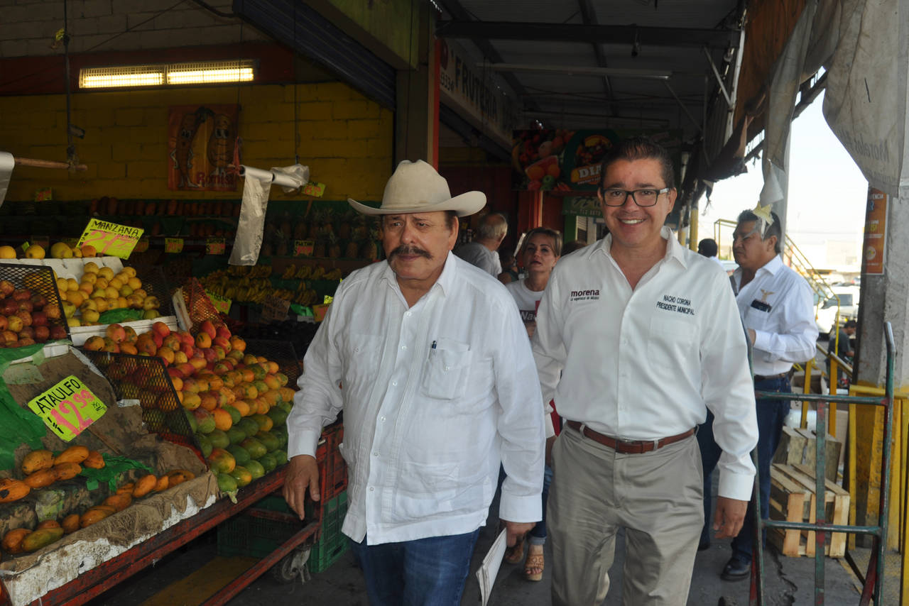 Contienda. Ayer, el candidato al Senado, Armando Guadiana e Ignacio Corona, por la alcaldía, recorrieron Abastos. (GUADALUPE MIRANDA)