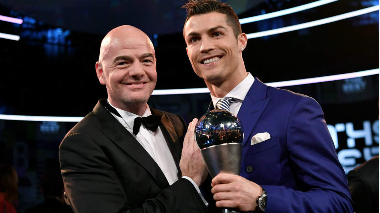 Cristiano Ronaldo refrendó en octubre pasado su dominio y levantó por segundo año consecutivo el premio 'The Best', que designa al mejor jugador de la temporada. (Cortesía)