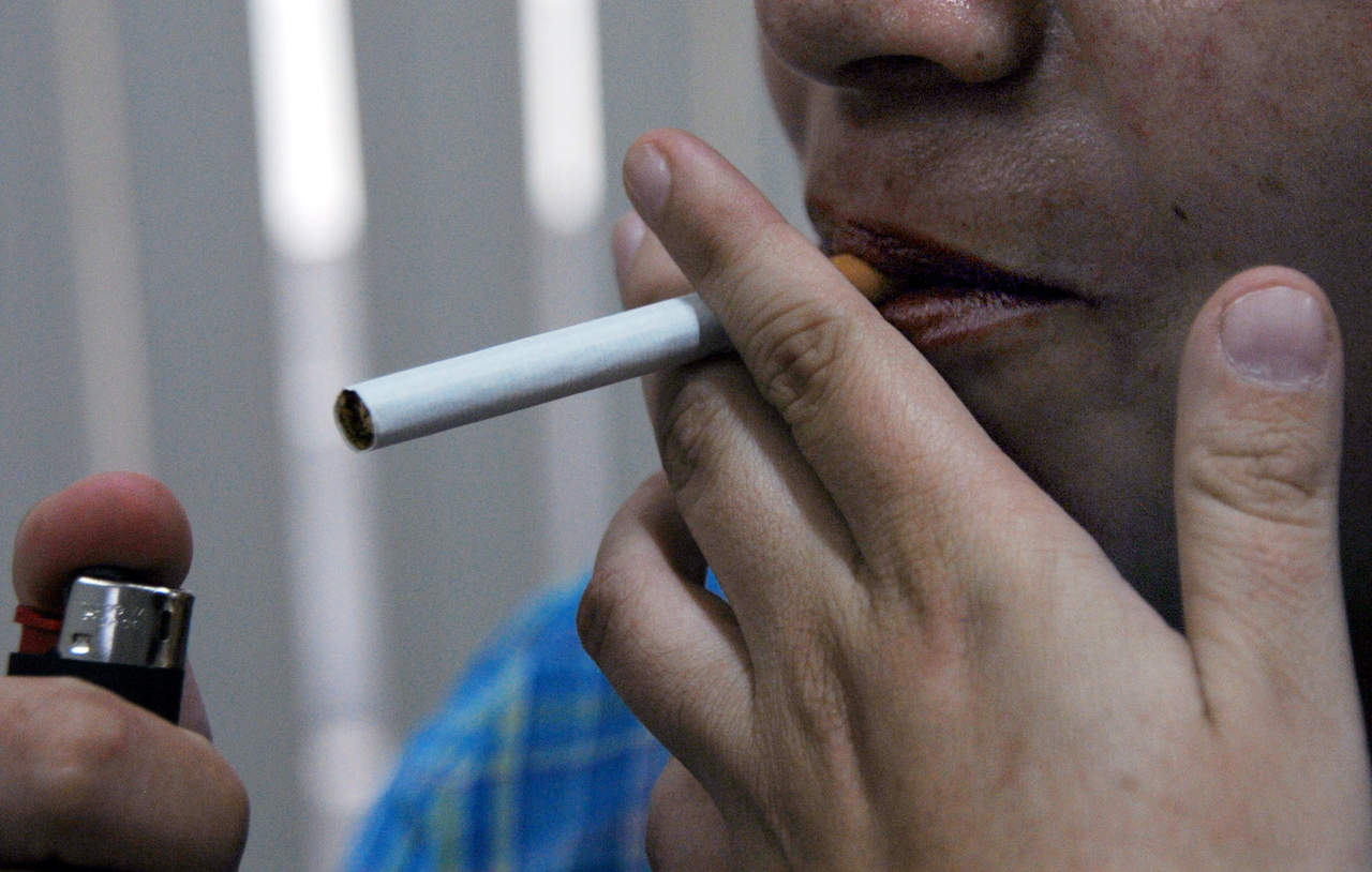 El hecho de fumar frente a los hijos es la principal causa de que los jóvenes caigan en el tabaquismo. (ARCHIVO)