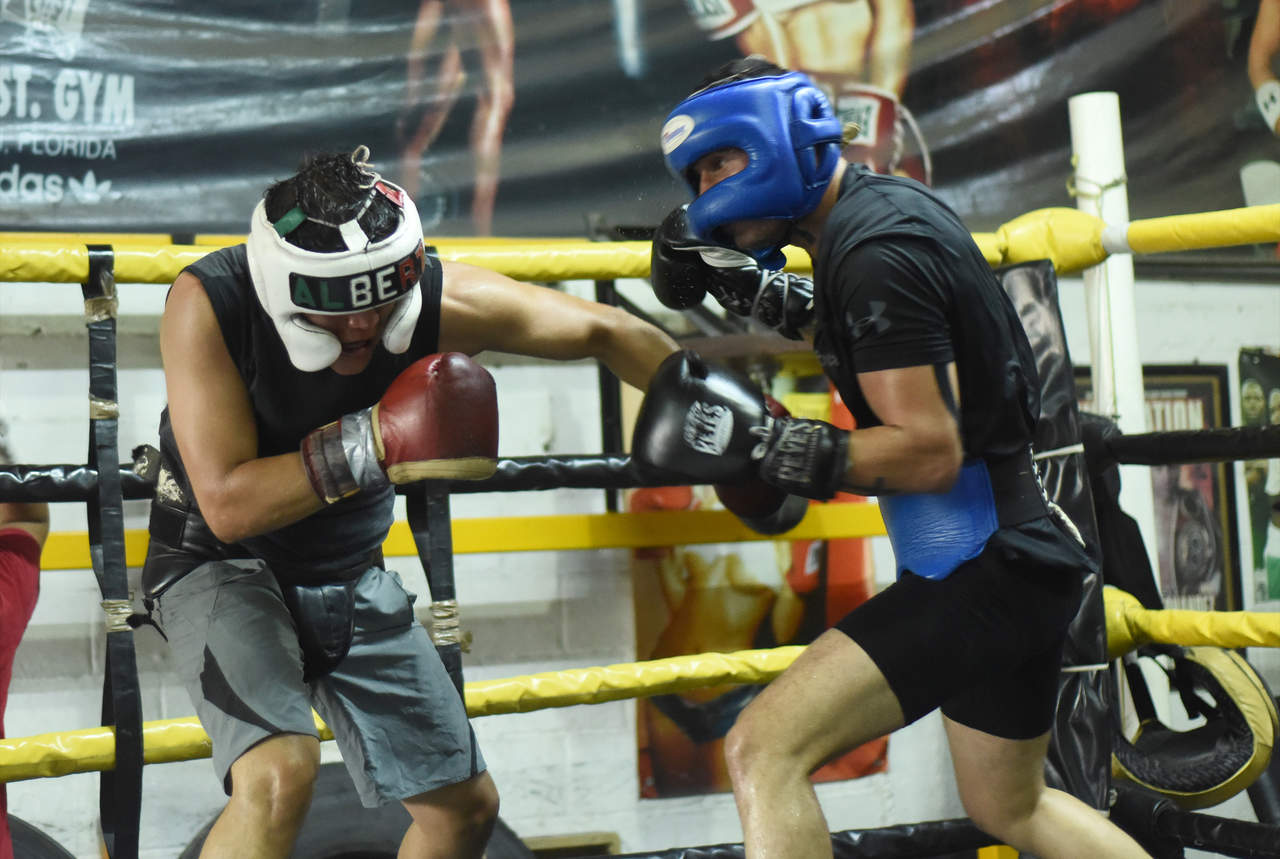 Los boxeadores profesionales “Grande” Contreras, “Alí” Ortiz, “Bola” Reyes y “Hormiga” Rodríguez, realizan sesión de sparring, apoyados por otros púgiles de la localidad. (EL SIGLO DE TORREÓN)