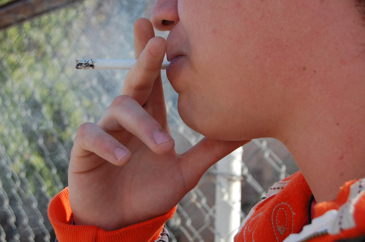 El Colegio de Obtometristas del Estado de Coahuila, informó que fumar aumenta el riesgo de padecer cataratas hasta en un 60 por ciento, además de ojo seco y degeneración macular. (ARCHIVO)