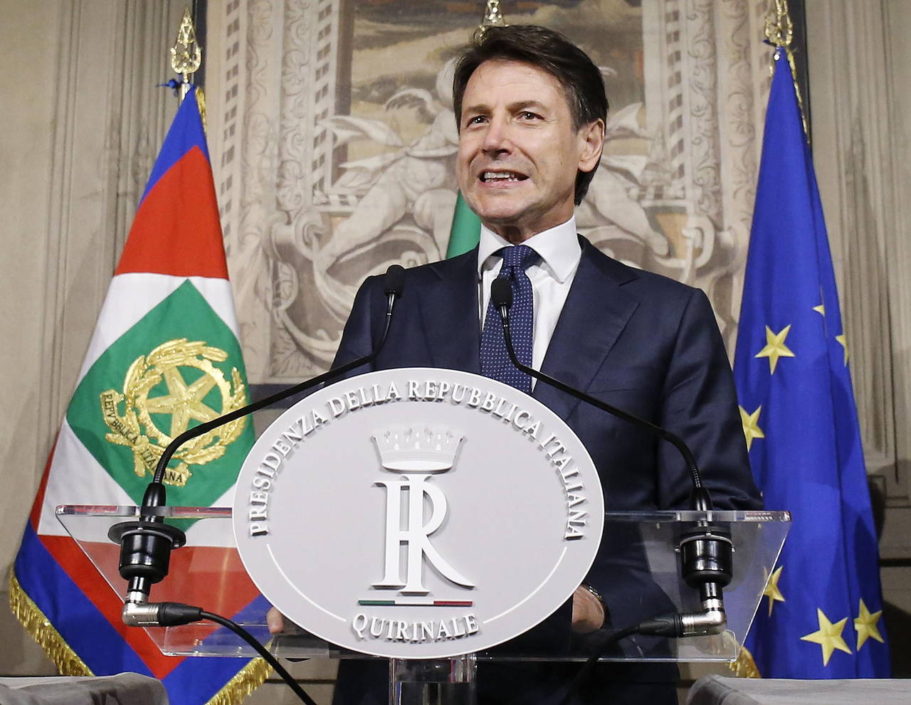 Formaciones. El designado presidente del Gobierno italiano, Giuseppe Conte, anuncia la lista de ministros del Gobierno. (EFE)