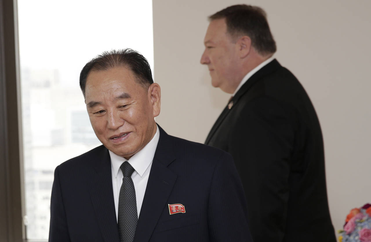 Encuentro. Kim Yong-chol, el número dos del régimen norcorean, al fondo, MIke Pomepo, secretario de estado de EU. (AP)