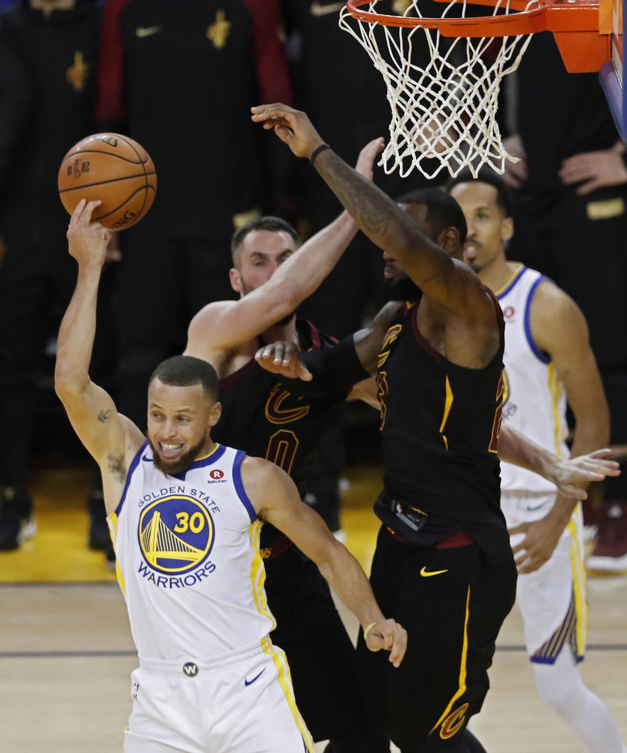 Stephen Curry (i), de los Warriors de Golden State, en acción ante LeBron James (d) de los Cavaliers de Cleveland durante el tiempo extra del primer partido de la final de la NBA. (EFE)