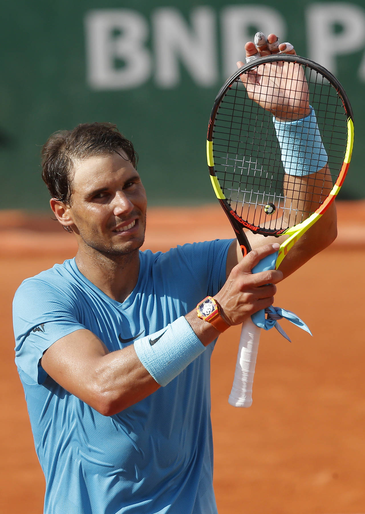 El tenista español Rafael Nadal celebra su victoria ante el argentino Guido Pella durante el partido de segunda ronda de Roland Garros. (EFE)