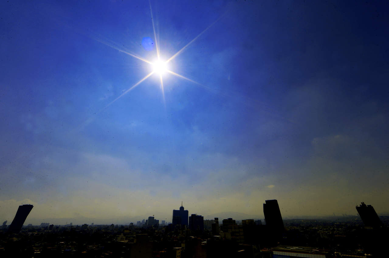 El gobierno de la Ciudad de México advirtió que en la actual temporada de calor habrá mas días con radiación solar superior a los 11 puntos del Indice UV. (ARCHIVO)  