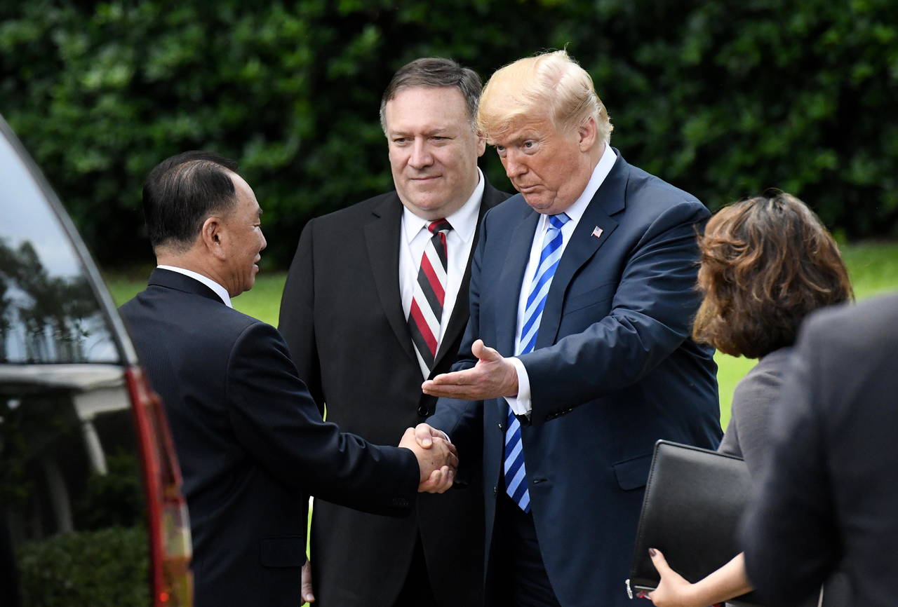 Cordial. Trump estrecha la mano de Kim Yong Chol (Izq.), exjefe de inteligencia militar de Corea del Norte y uno de los colaboradores más cercanos del líder Kim Jong-un.