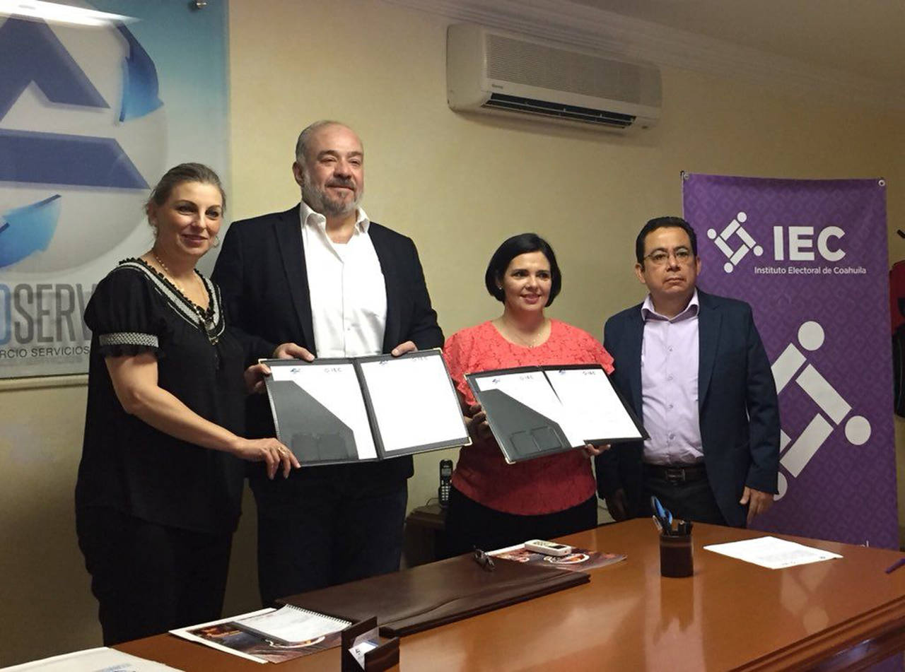 Convenio. El presidente de la Conaco, Antonio Baille y la presidente de IEC, Gabriela de León firmaron el convenio. (EL SIGLO DE TORREÓN