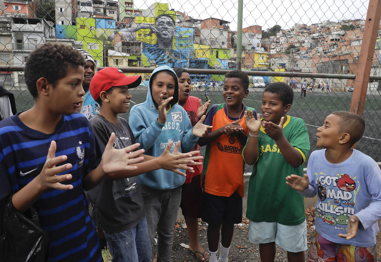 Niños se juntan en el barrio para platicar sobre su ídolo. 