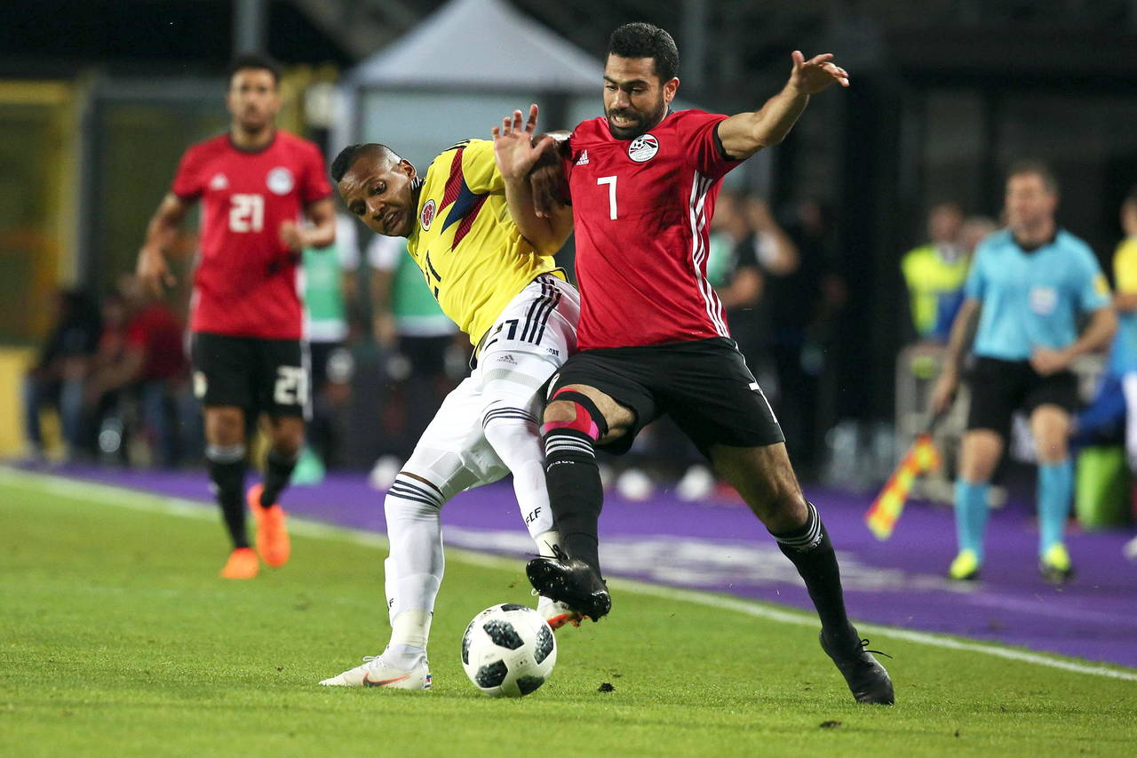 El jugador Fathi Ahmed, de Egipto (derecha) pelea por el balón con José Izquierdo, de Colombia. (AP)
