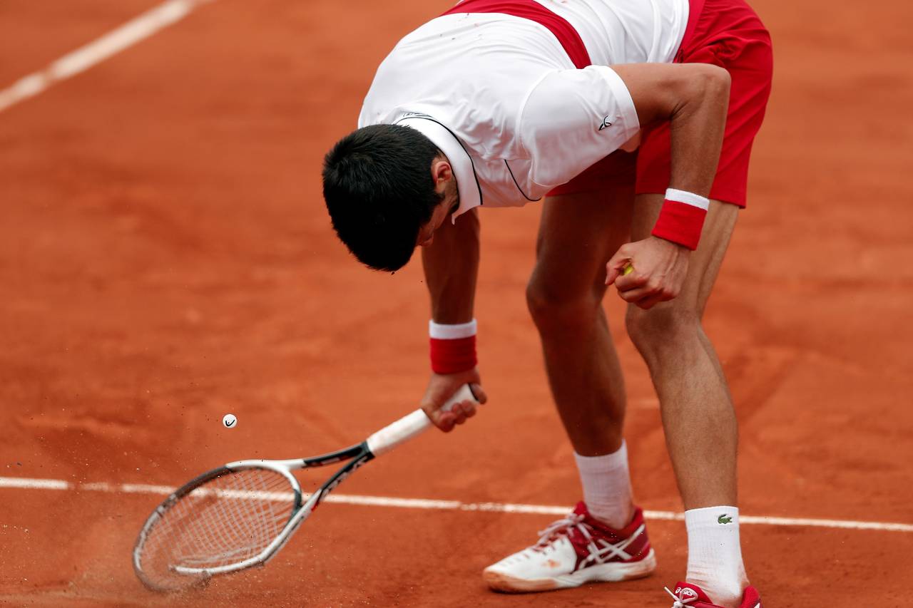 Novak Djokovic rompió su raqueta en un momento de frustración, sin embargo logró imponerse en cuatro sets a Roberto Bautista Agut. (AP)