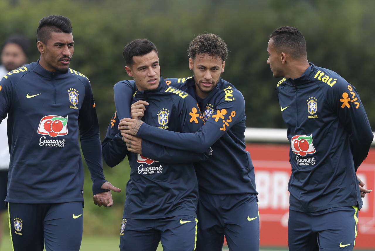 Neymar, segundo de derecha a izquierda, abraza a Philippe Coutinho. 