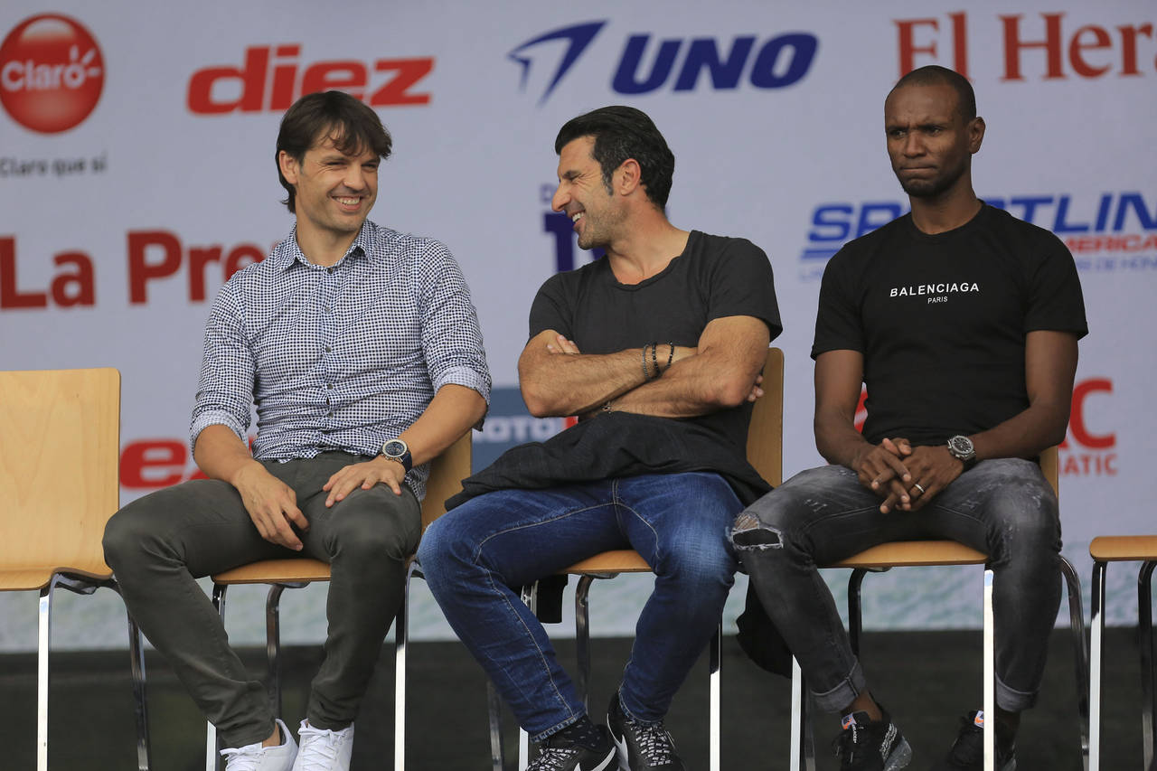 Fernando Morientes (i), Luis Figo (c), y Éric Abidal.