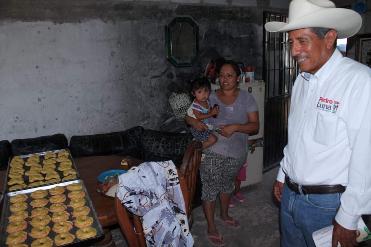 Campaña. El candidato del PRI a diputado local, Pedro Luna se reunió con colonos. (CORTESÍA)